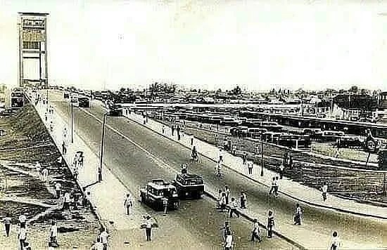 Suasana Jembatan Ampera sekitar tahun 1965-an tidak lama setelah diselesaikannya proses pembangunan.