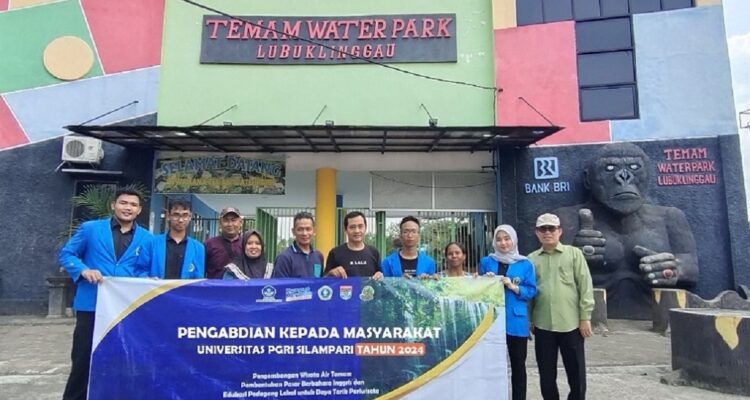 Tim yang terdiri atas para dosen dan mahasiswa berpose bersama di depan gerbang masuk wisata AIr Terjun Temam - Lubuklinggau.