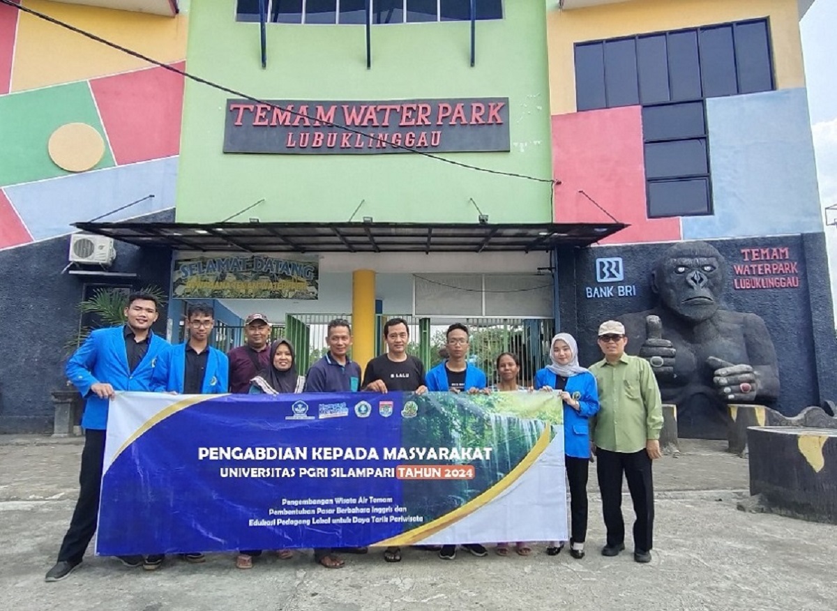 Tim yang terdiri atas para dosen dan mahasiswa berpose bersama di depan gerbang masuk wisata AIr Terjun Temam - Lubuklinggau.