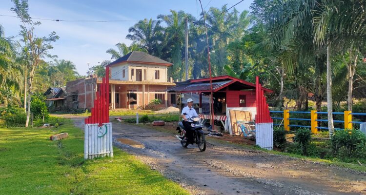 Pos Ronda Dusun 4 Diso Kurotidur Kec. Padang Jaya yang berada persis dipintu masuk menuju dusun