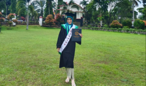 Rova Endang Kuhesa, mahasiswa Fakultas Agroteknologi yang dinobatkan sebagai wisudawan terbaik dengan Indeks Prestasi Kumulatif (IPK) 3,89