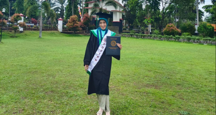 Rova Endang Kuhesa, mahasiswa Fakultas Agroteknologi yang dinobatkan sebagai wisudawan terbaik dengan Indeks Prestasi Kumulatif (IPK) 3,89