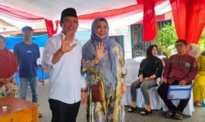 Dedy Wahyudi dan Istri usai memberikan hak suaranya di TPS 4 Kelurahan Jalan Gedang Kota Bengkulu