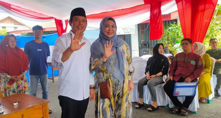 Dedy Wahyudi dan Istri usai memberikan hak suaranya di TPS 4 Kelurahan Jalan Gedang Kota Bengkulu