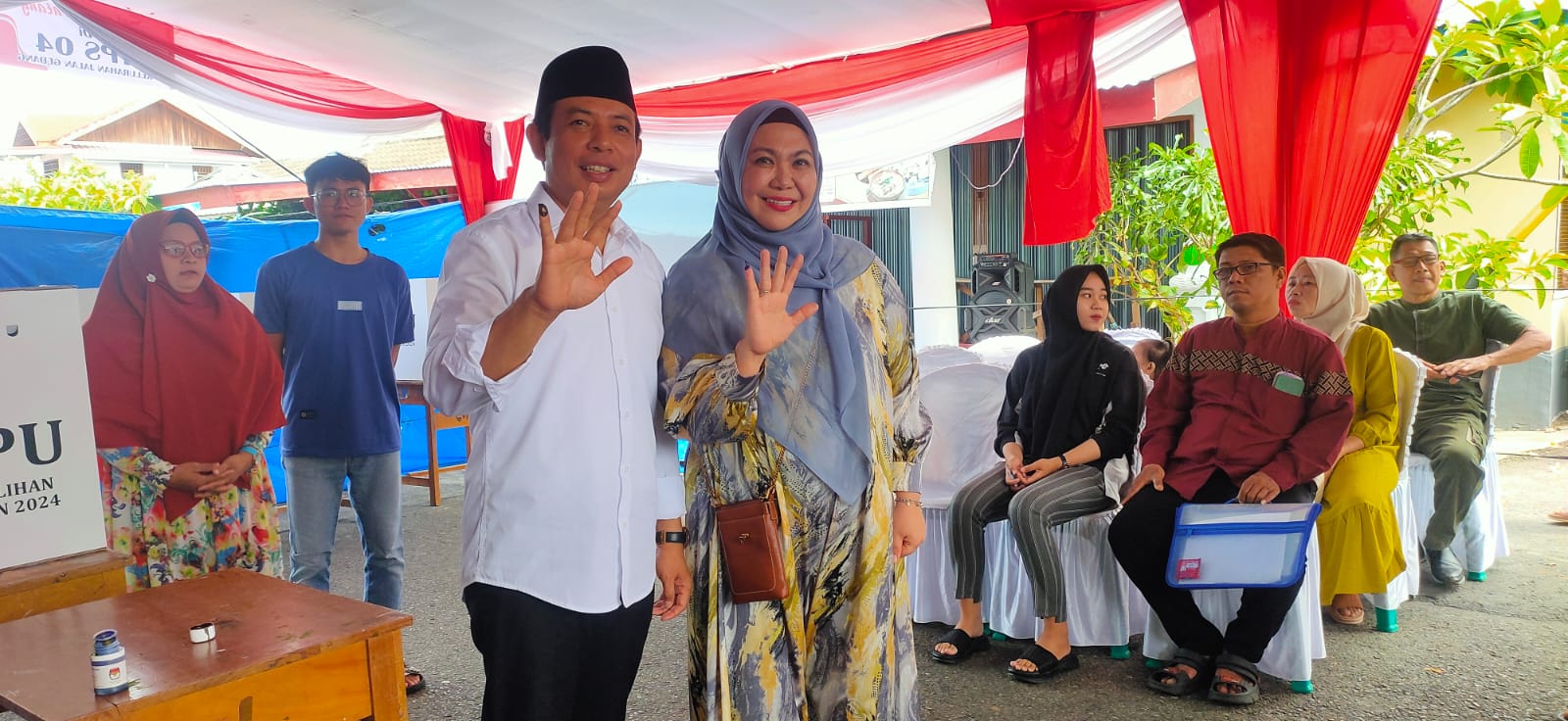 Dedy Wahyudi dan Istri usai memberikan hak suaranya di TPS 4 Kelurahan Jalan Gedang Kota Bengkulu